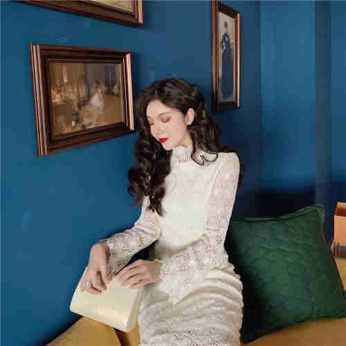 The new summer 2020 exquisite lace dress for women is a pearl white dress with flared sleeve and sta
