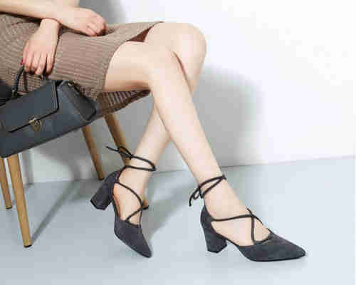  Pointed high-heeled sandals